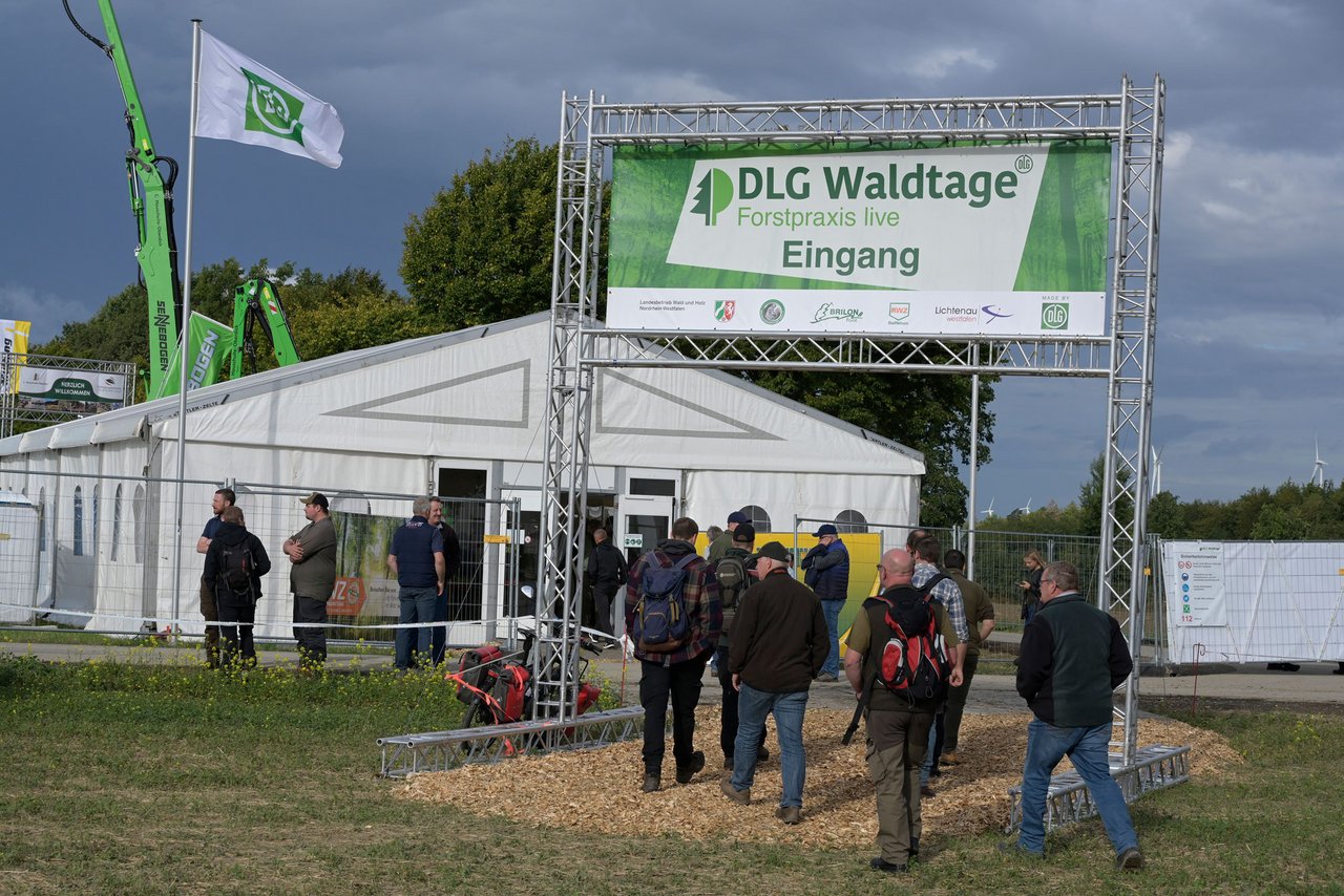 Visitors to the DLG-Waldtage walk through the entrance gate